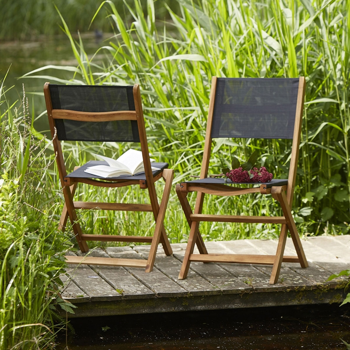 chaises pliantes en bois et textilène noir