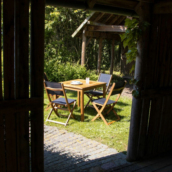 Ensemble en Acacia carré Table 4 avec 4 chaises Noires Mobilier Exotique Wilsa Garden