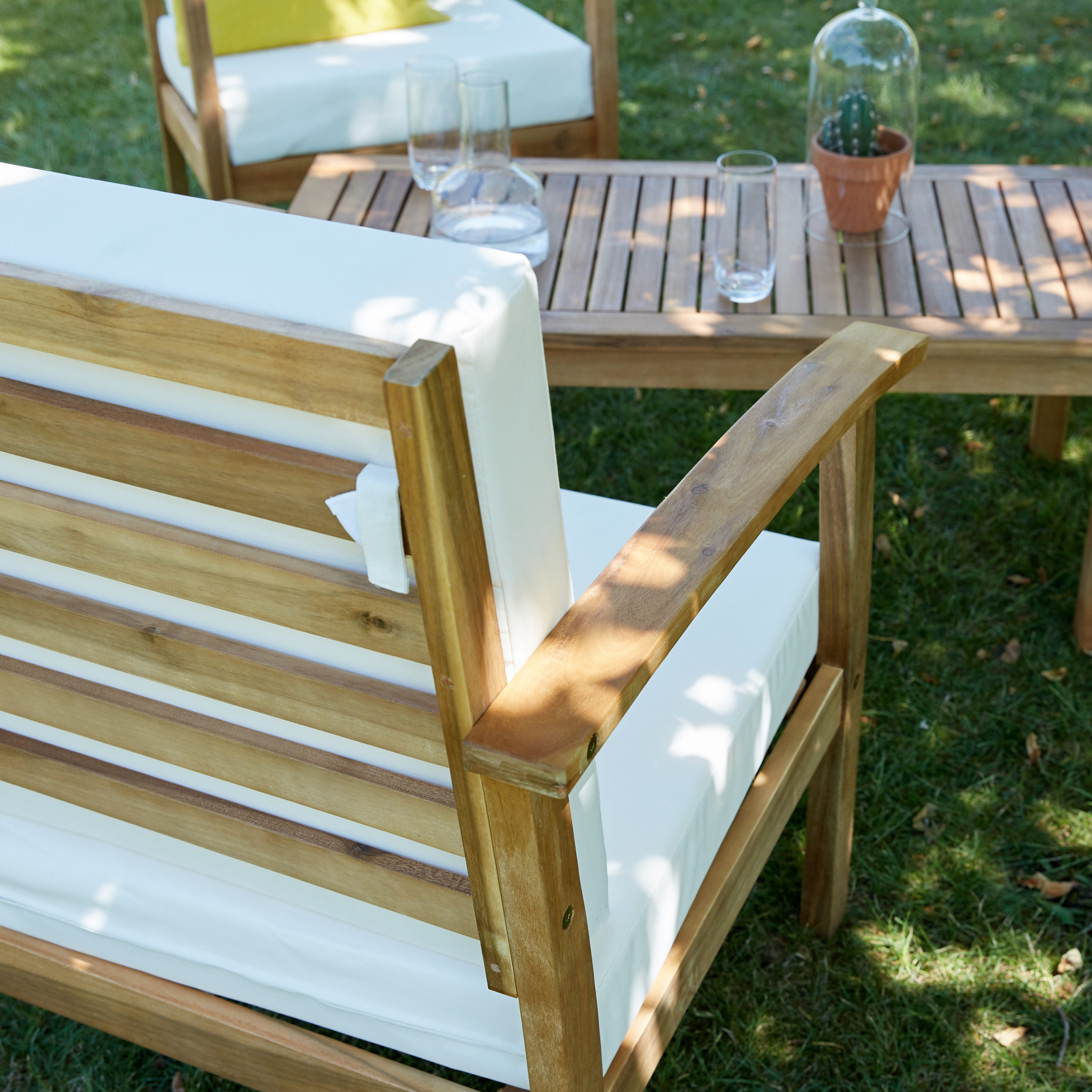 Petit salon de jardin en bois d'acacia avec coussins blancs