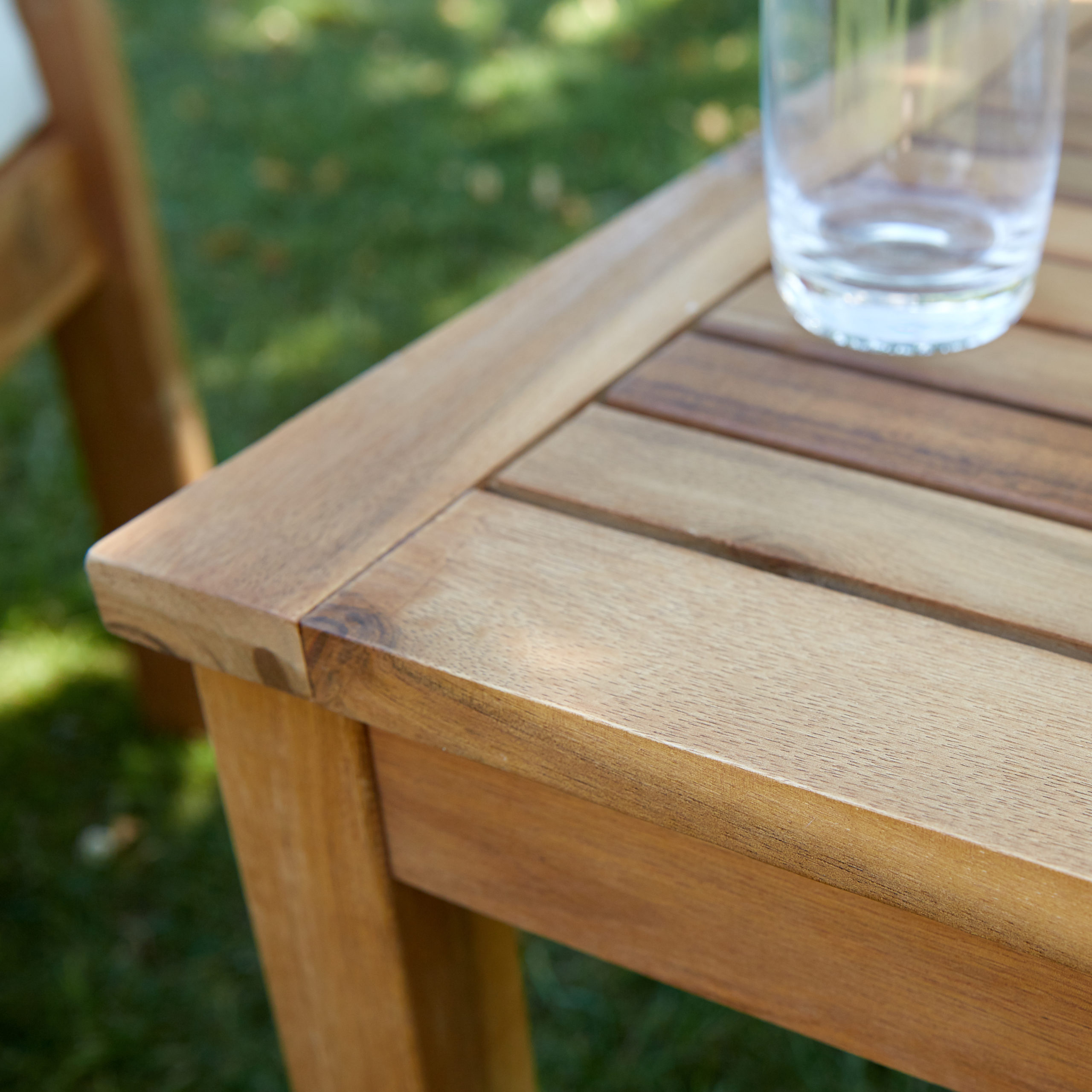 Petit salon de jardin en bois d'acacia avec coussins blancs