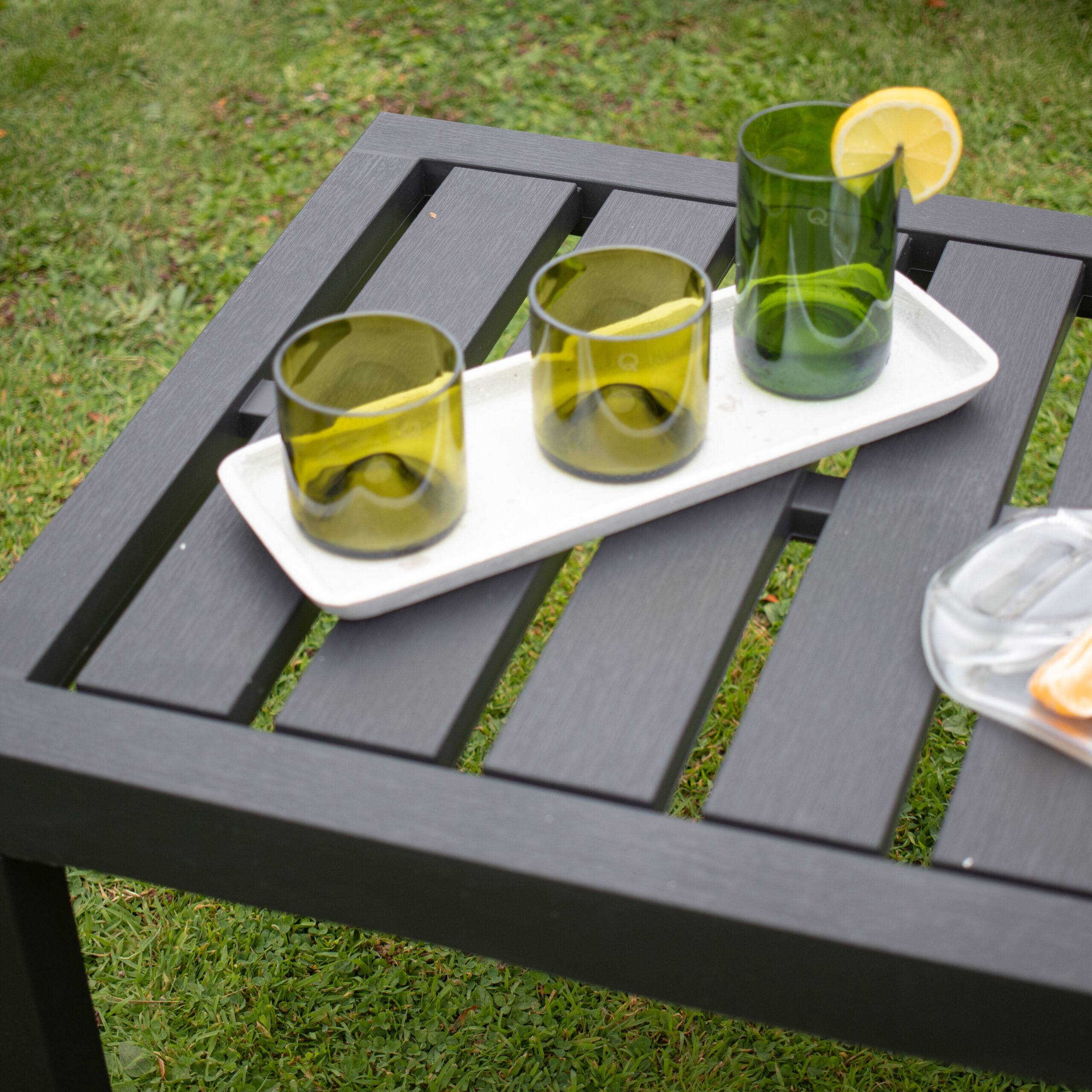 Salon de jardin gris foncé