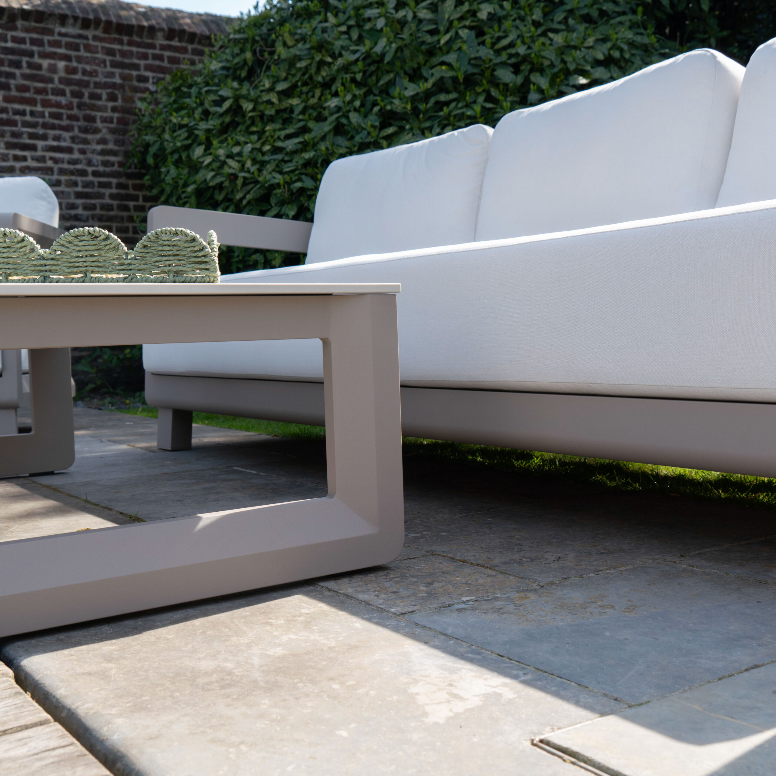 salon bas de jardin avec table basse