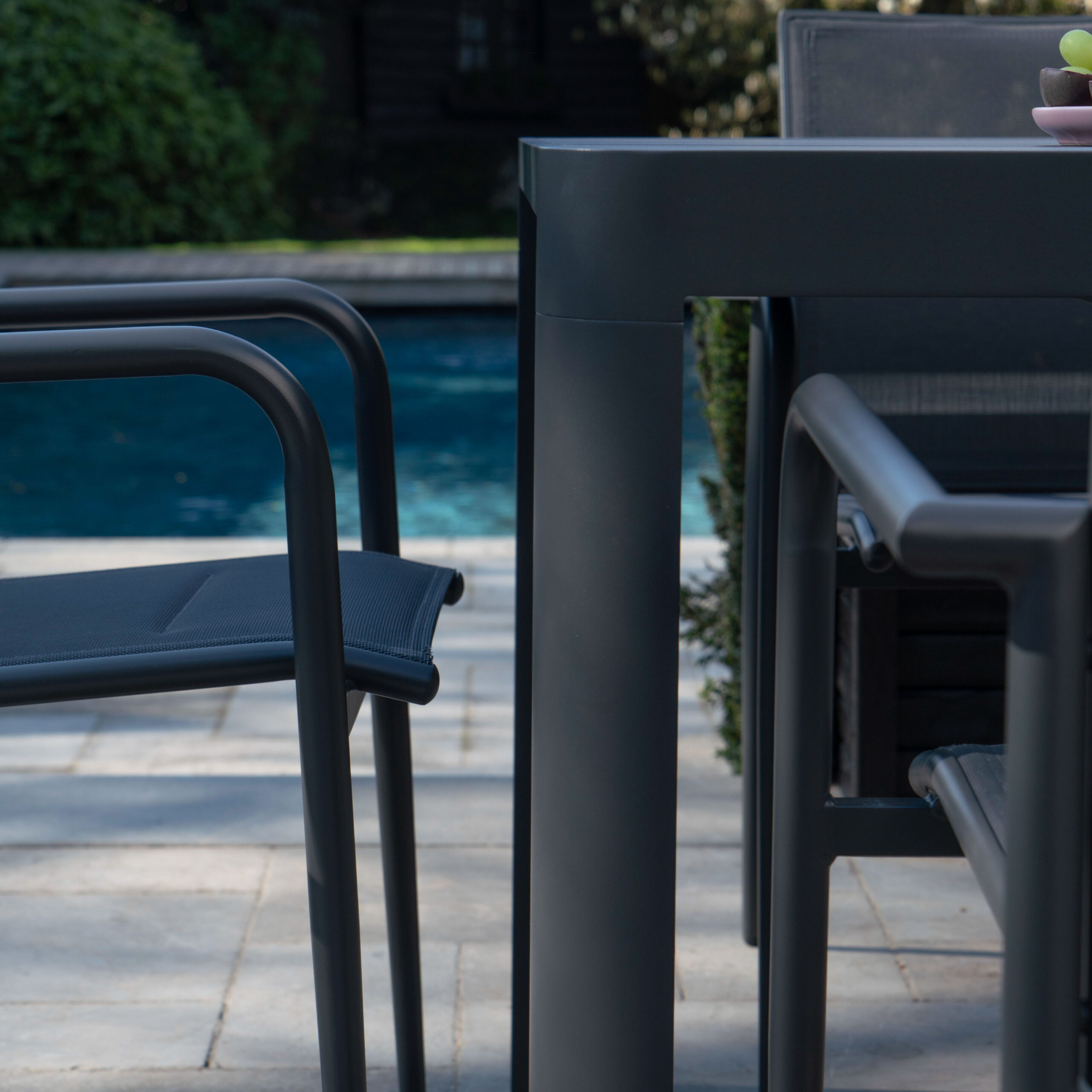 salon de jardin gris anthracite tendance