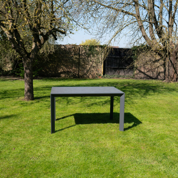 table de jardin gris