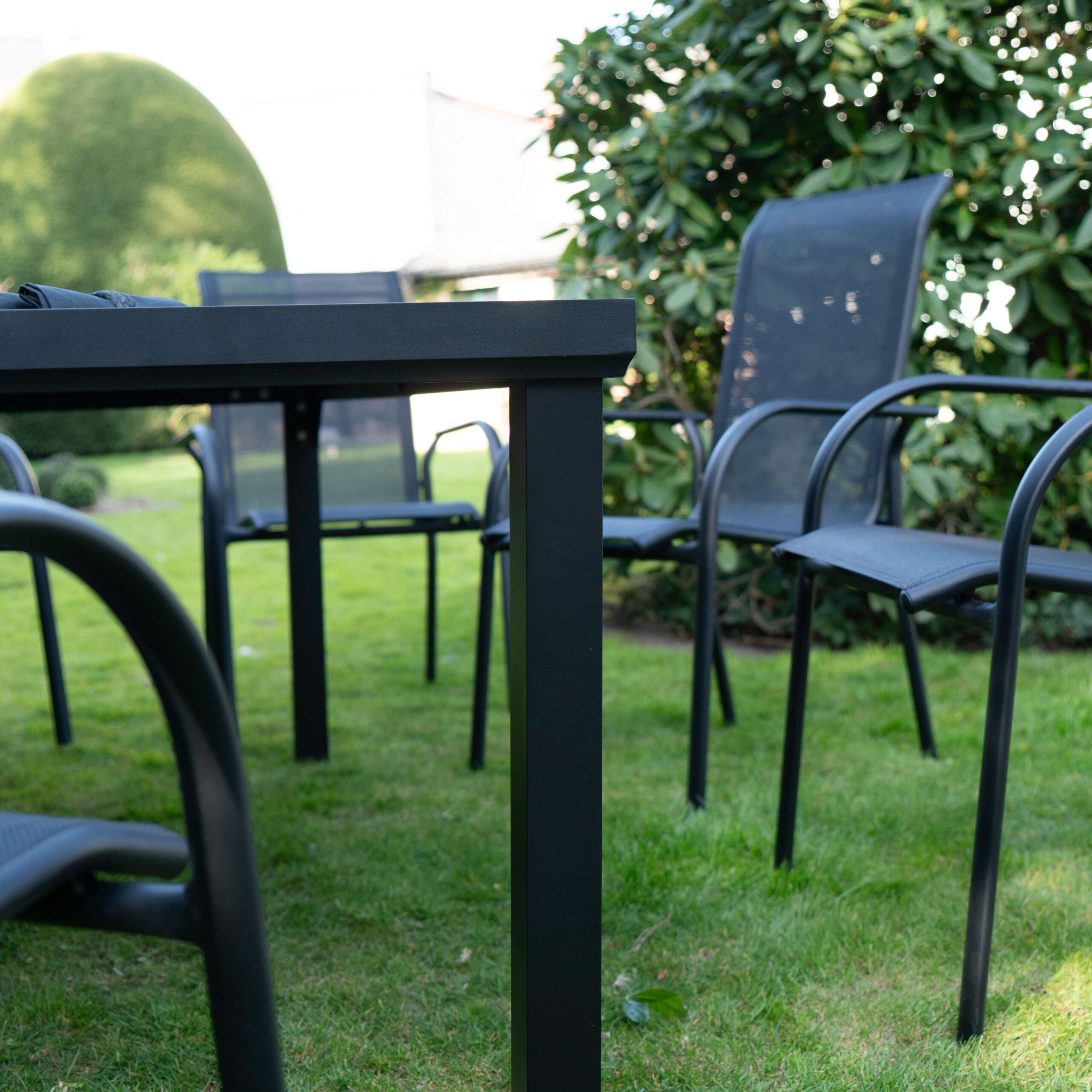 602083_4 BLACK EDITION table de jardin noire et fauteuils