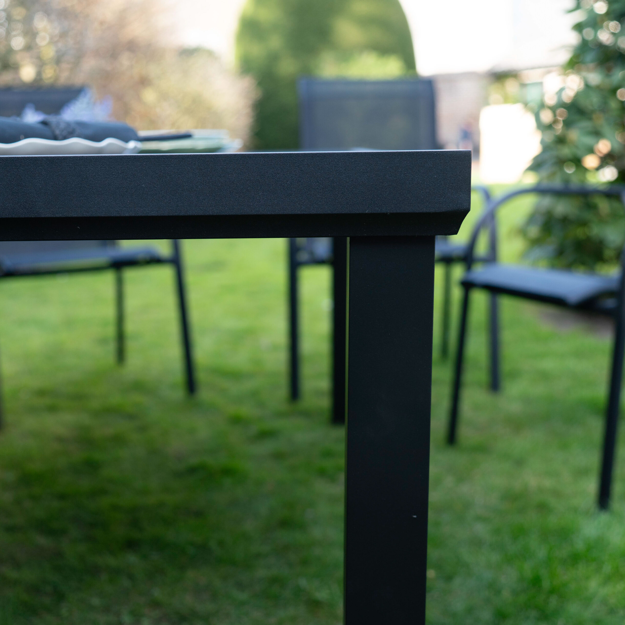 602083_5 BLACK EDITION Table en aluminium et verre noir black edition wilsa garden