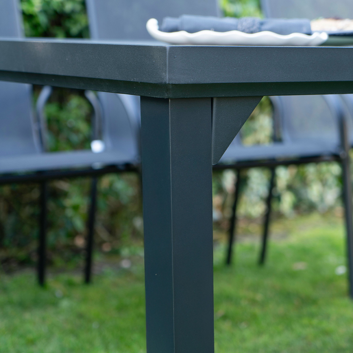 602083_8 BLACK EDITION Table en aluminium et verre noir black edition wilsa garden