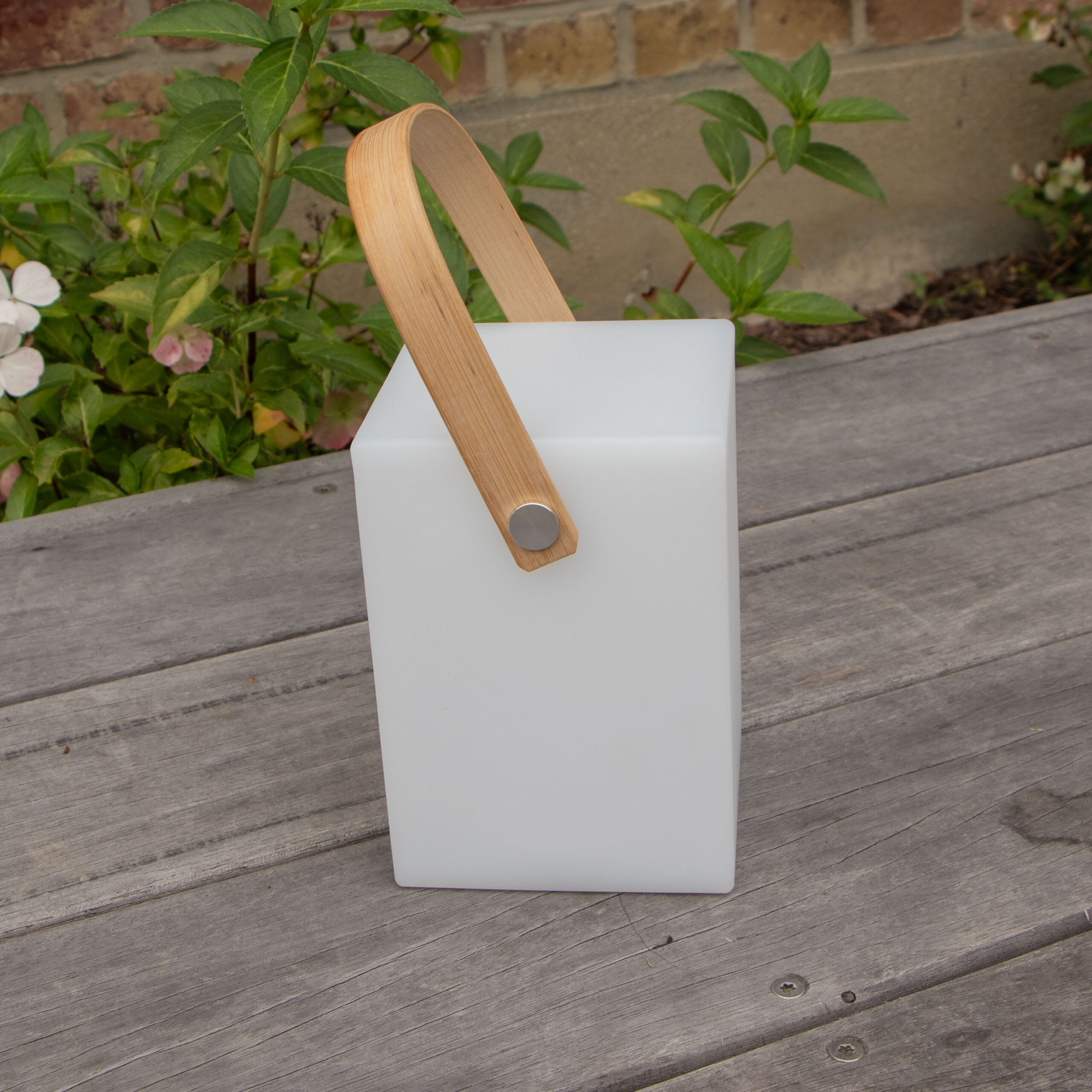 Lampe de table LED blanche et bambou