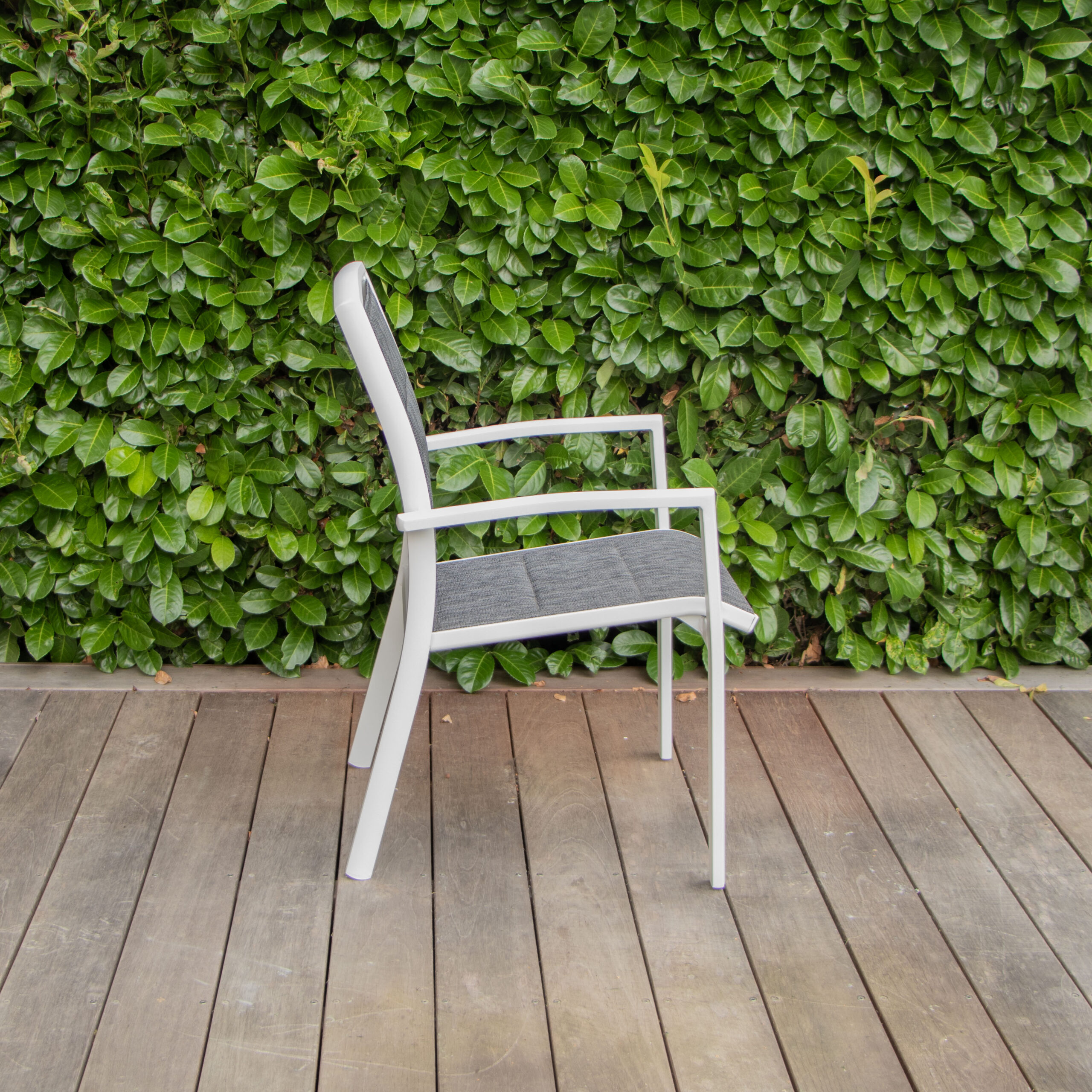 Fauteuil blanc et gris chiné