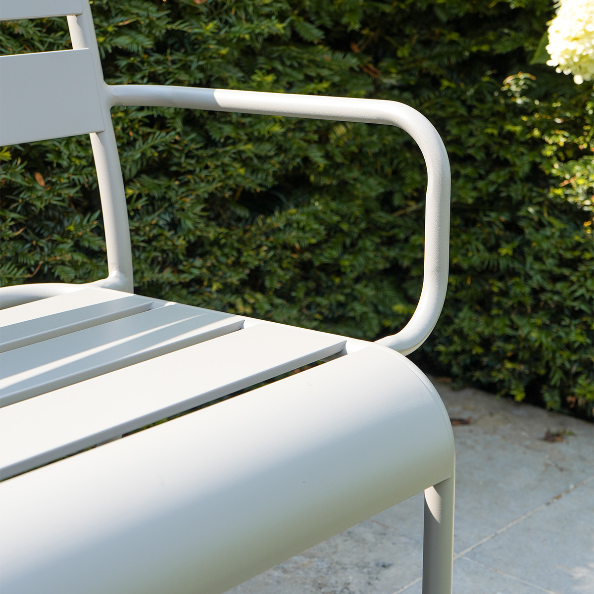 banc d'extérieur gris clair