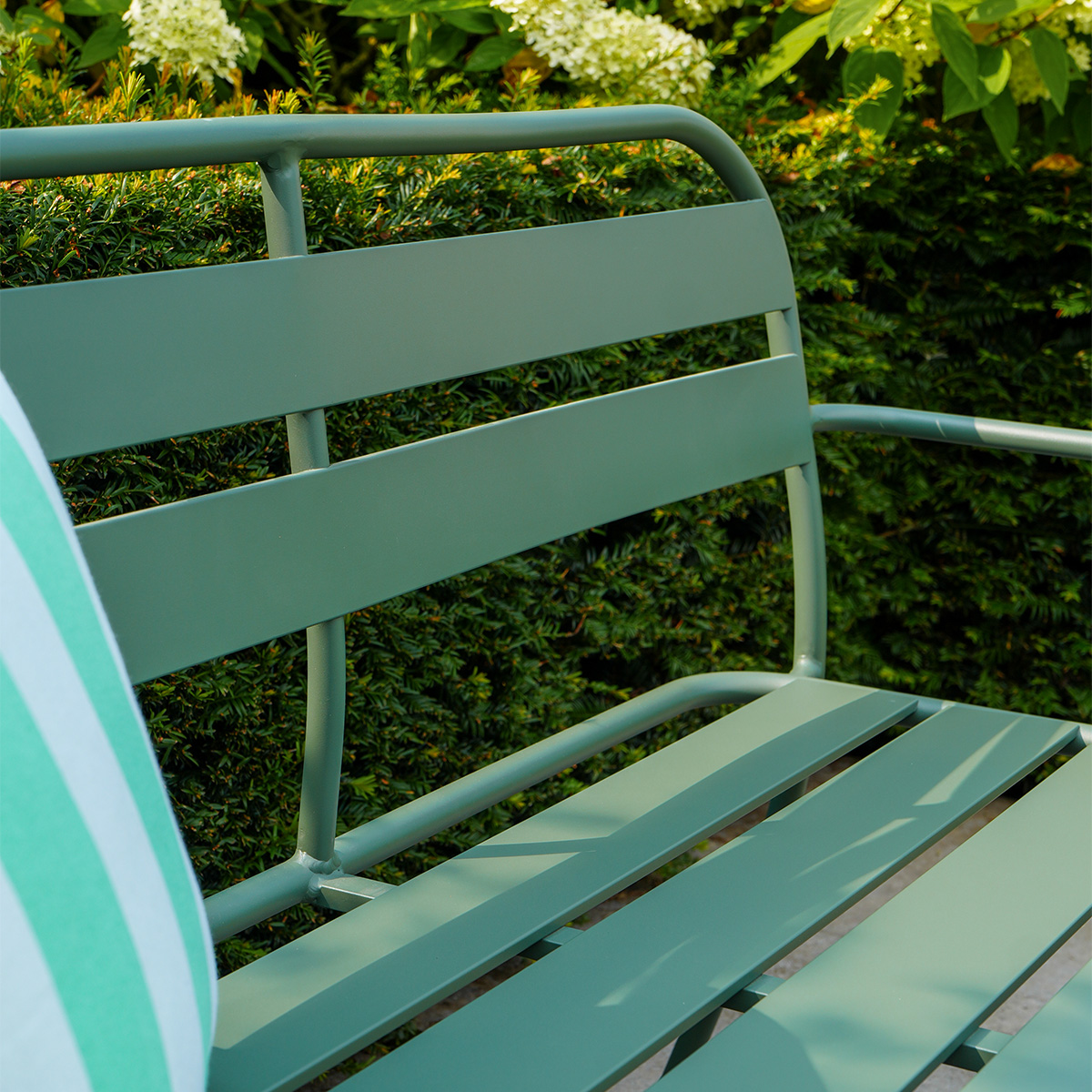 banc de jardin coloré tendance