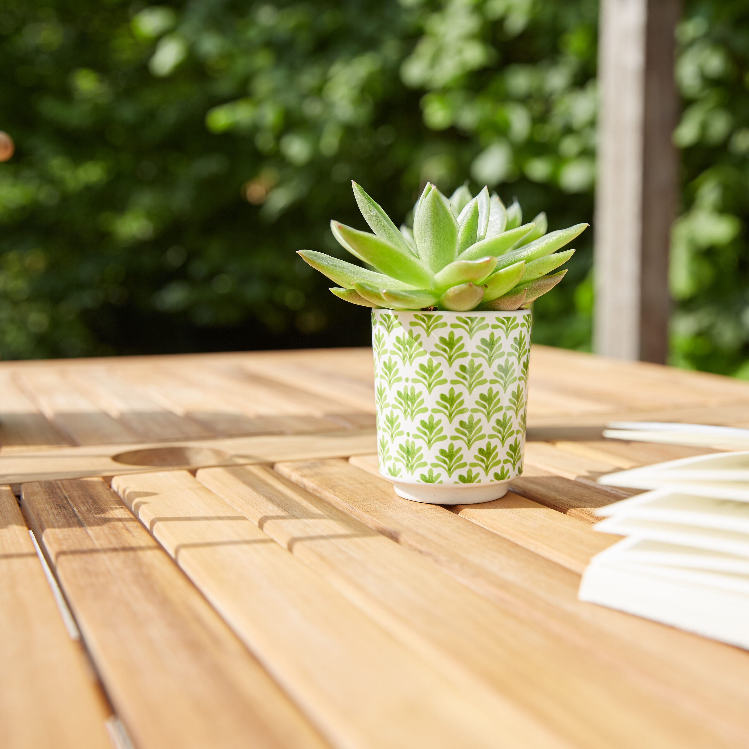 Ensemble en Acacia carré Table 4 avec 4 chaises Grises Mobilier Exotique Wilsa Garden Table 4 places en acacia avec 4 chaises grises